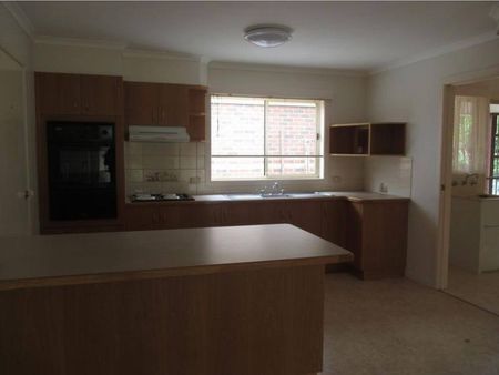 STYLISH, MODERN THREE BEDROOM TOWNHOUSE - APPLICATION PENDING - Photo 4