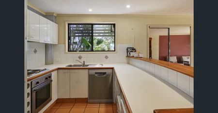 A Charming Beachside Retreat in the Heart of Mermaid Beach - Photo 5