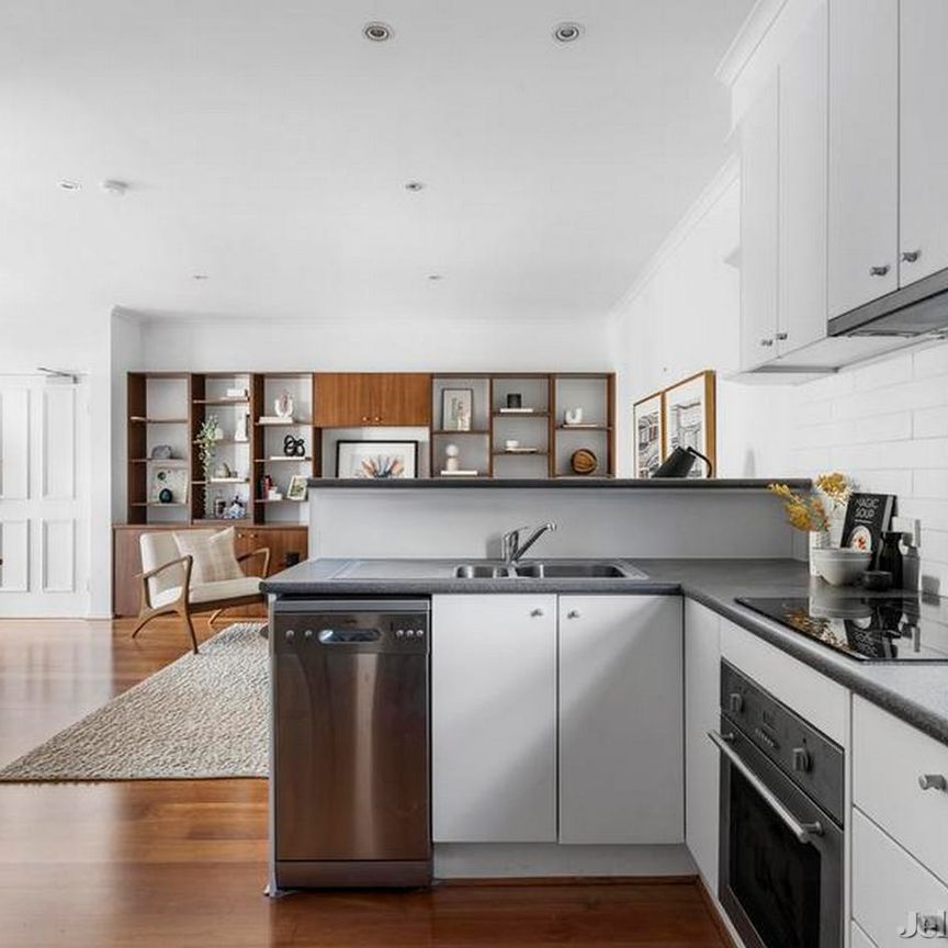 Quiet, Private and Secure Apartment in Landmark Carlton Location (6-month lease available initially) - Photo 1