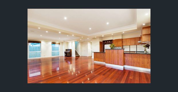 Utilities Included! Rooming house Master bedroom for rent! - Photo 1