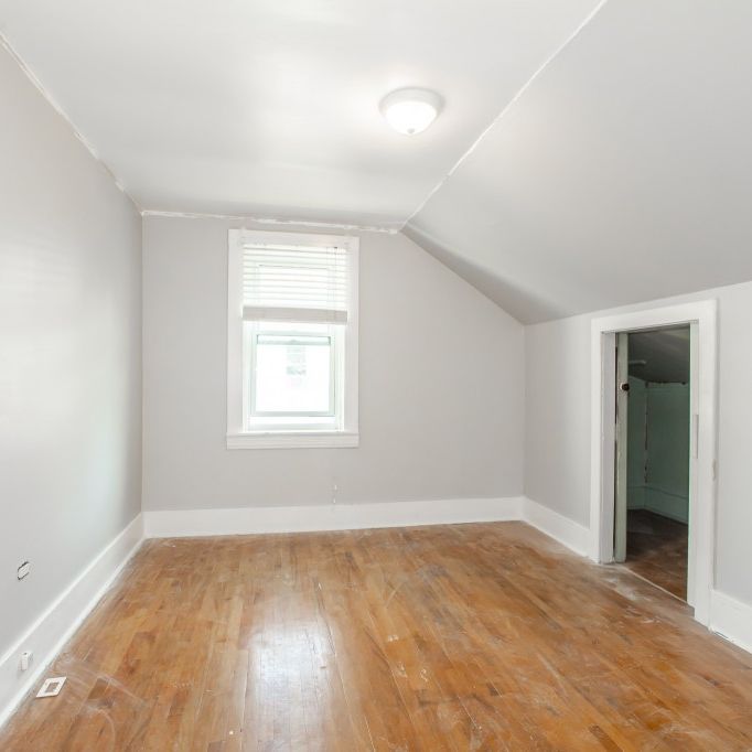 43 River Rd, Welland - 2 Bedroom Upper Unit - Photo 1