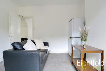 3 bedroom flat to rent - Photo 4