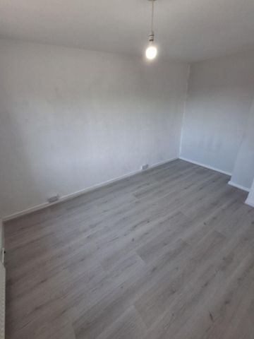 3 bedroom end of terrace house to rent - Photo 5