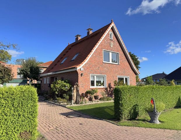 Ideal für Singles: Renovierte 2ZKB-Dachgeschosswohnung inkl. EBK in ruhiger Lage von Ostgroßefehn - Foto 1