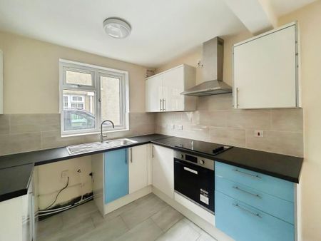 4 bedroom semi-detached house to rent - Photo 5