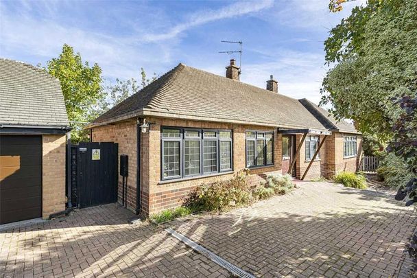 3 bedroom bungalow to rent - Photo 1