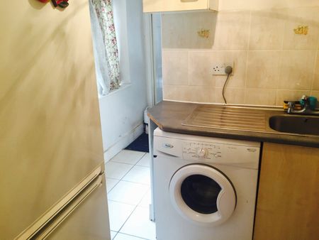 Two bedrooms Ground floor flat off Romford road- 1850 pcm - Photo 5