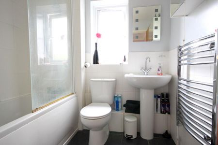 2 bedroom end of terrace house to rent - Photo 3