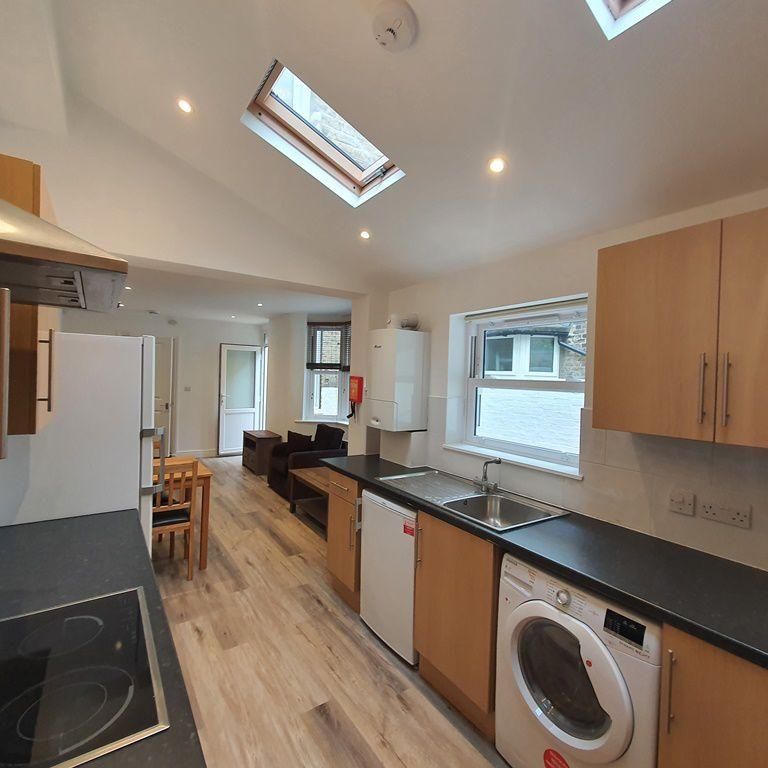 4 bedroom terraced house to rent - Photo 1
