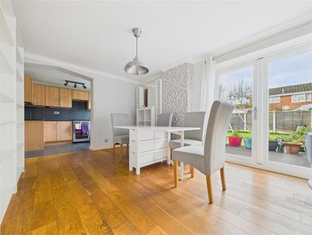 4 bedroom semi-detached house to rent - Photo 4