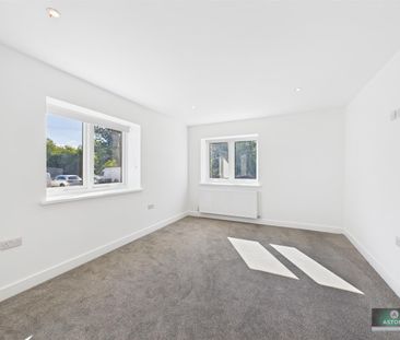 Old Hollow, Worth, Crawley - Photo 2