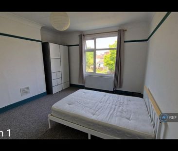1 bedroom in a house share to rent - Photo 2