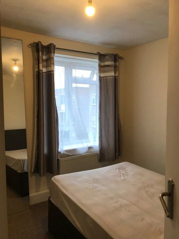 2 Bed Flat, Barking, IG11 - Photo 5