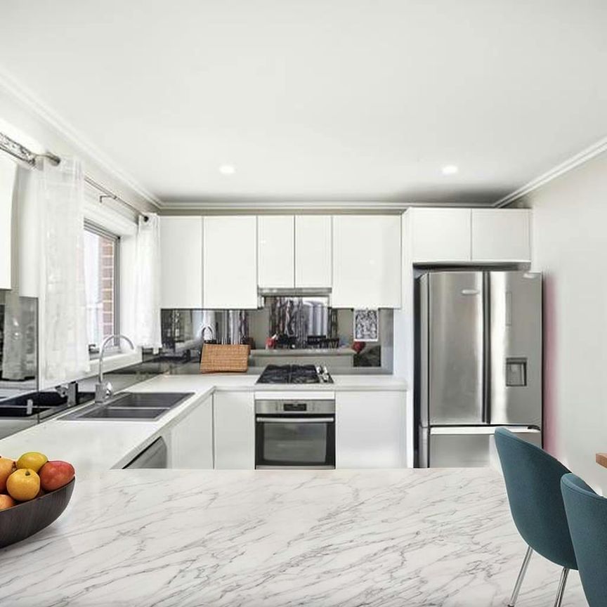 Spacious Modern Townhouse – Walk to Doonside Station - Photo 1