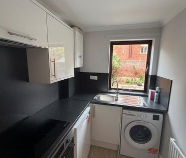 1 bedroom ground floor flat to rent - Photo 2