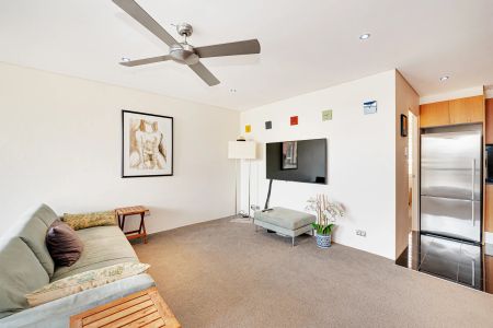 Beautifully Refined Apartment with Stunning City Views in Heart of Woolwich - Photo 4