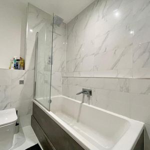 1 bedroom in a flat share to rent - Photo 2