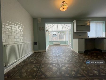 3 bedroom semi-detached house to rent - Photo 5