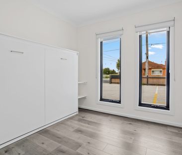 Modern Fully Furnished Studio with a LARGE Private Backyard – ALL B... - Photo 3