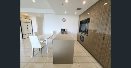 Fully furnished 2 bedroom apartment at Platinum! - Photo 3