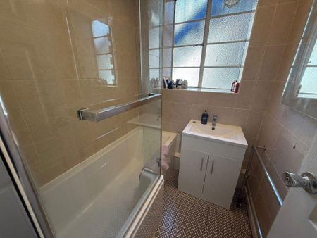 3 bedroom flat to rent - Photo 5