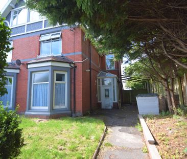 To Let Studio - Photo 2