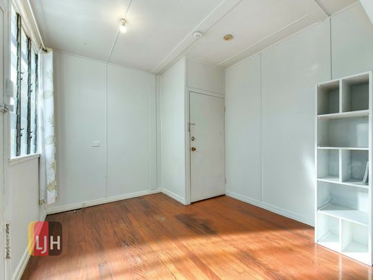 Affordable Studio Living In Ashgrove. Walk To Shops And City Bus - Photo 1