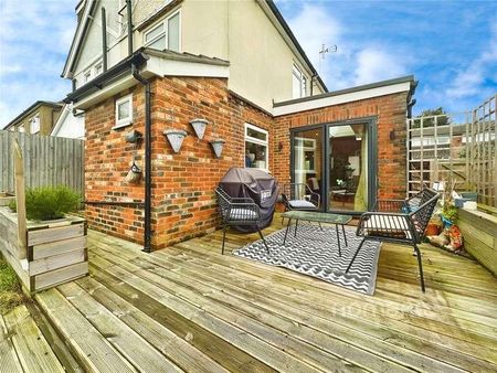 Ringwood Road, Farnborough, Hampshire, GU14 - Photo 3