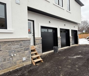 For Lease - 19 Cousins Drive Unit# 2, Aurora, Ontario - Photo 2