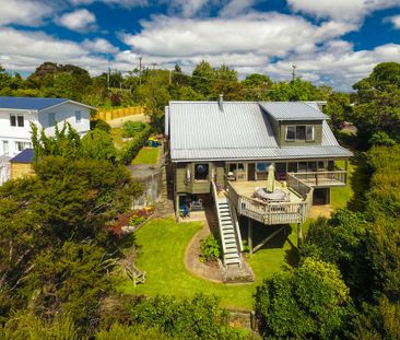 Sun-Drenched Spacious Family Home! - Photo 4