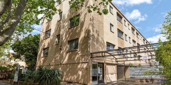 Stylish Street-Facing Studio with Secure Parking in the Heart of St Kilda - FURNISHED! - Photo 3