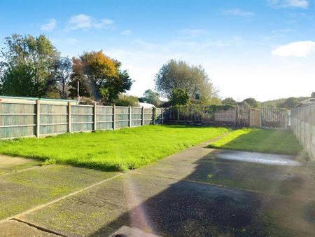 3 bedroom semi-detached house to rent - Photo 2