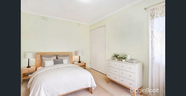 Spacious 5-Bedroom Family Haven in a Highly Sought-After School Zone - Photo 1