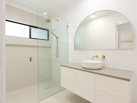 Luxury Living - Photo 2