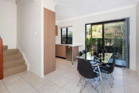 Conveniently located 2-story townhouse. - Photo 4