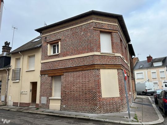 GOURNAY EN BRAY, 17 rue du Plessis, appartement en rez de chaussée. Divisé en pièce à vivre - Photo 1