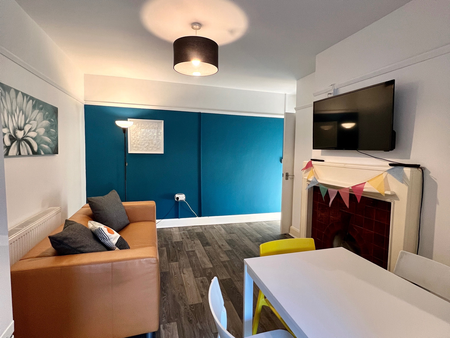 Very centrally located shared home for 4 professionals First Floor Front Small - Photo 2