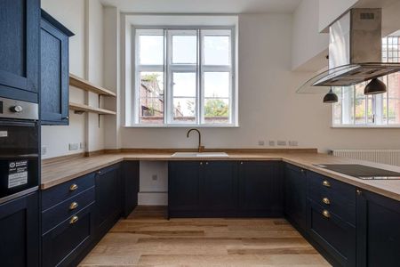 Beautifully restored lateral apartment offering exceptional space and timeless design - Photo 3