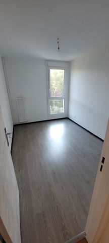 Location Appartement 4 pièces 80m² MARTIGUES 13500 - Photo 2