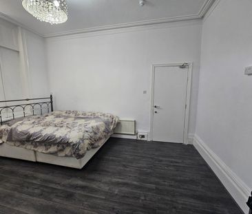 Room in a Shared House, Manchester Road, OL10 - Photo 5
