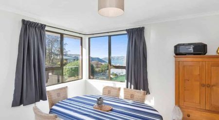 Beautiful 3BR Home in Popular Belleknowes! - Photo 3