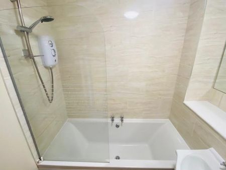 1 bedroom Flat To Let - Photo 2