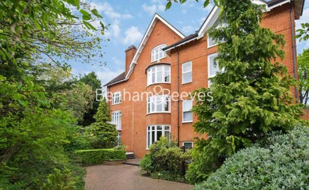 3 Bedroom flat to rent in Bracknell Gardens, Hampstead, NW3 - Photo 1