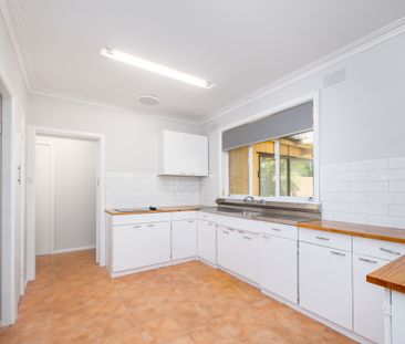 Fresh Living in Shepparton – Stylish Home with Newly Renovated Bath... - Photo 5