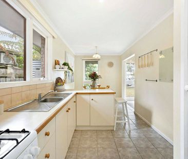 Charming 3-Bedroom Family Home in Prime Location - Photo 1