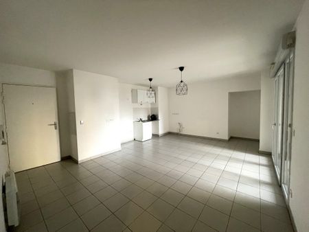 Location Appartement 2 pièces 47m² MARSEILLE 3ème - Photo 5