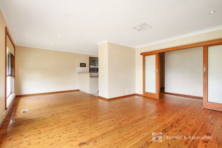 WELL PRESENTED HOME WITH SPACE AND CONVENIENCE - Photo 4