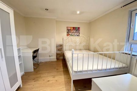 Arranged over two floors with wooden floors - Photo 5