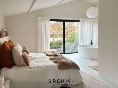 Architecture contemporaine, cette villa de 215 m2 nichée sur un terrain de 1 000 m2, offre un lieu élégant et central au coeur d'un domaine privé au Pyla, à quelques minutes à pied de la plage et des commerces. - Photo 4