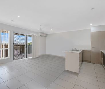 LARGE TOWNHOUSE 2 LIVING AREAS, VIEWS & GREAT SIZE BACK YARD - Photo 2